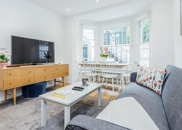 Bonnington Gardens - 1 bed open plan basement flat